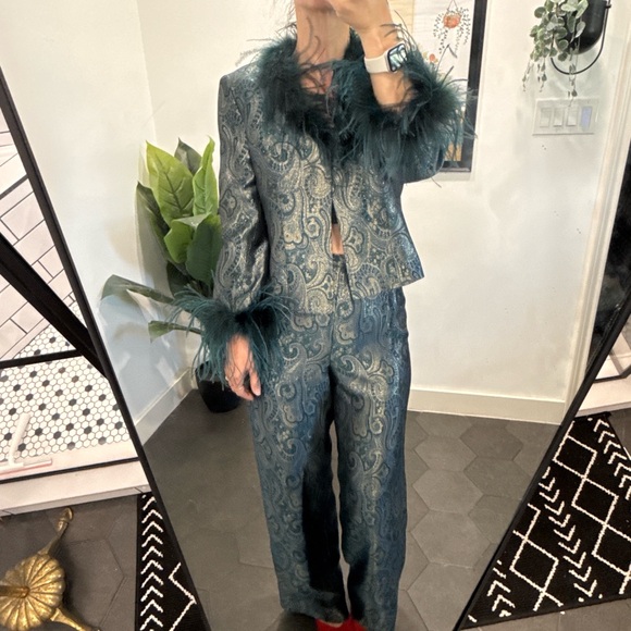 Elegant Teal Paisley Women's Suit - Picture 4 of 11